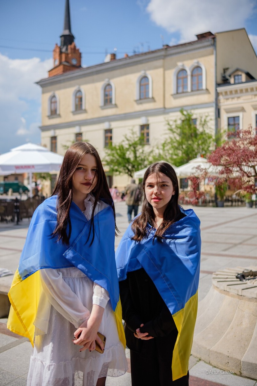 Tarnów. Wzruszający antywojenny protest ukraińskich uchodźców w Tarnowie. Manifestacja przeszła ulicami miasta [ZDJĘCIA]