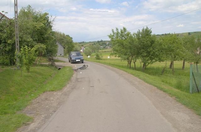 Wypadek w Gliniku. 12-letna rowerzystka uderzyła w auto [zdjęcia]