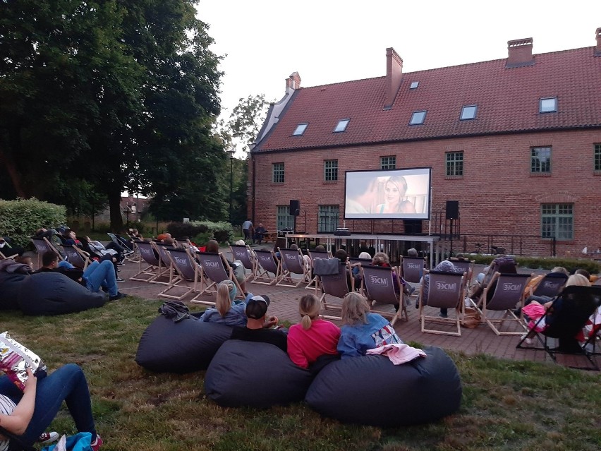 Malbork. Kino letnie za Szpitalem Jerozolimskim zaprasza na kolejny seans pod chmurką