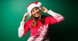Jaki świąteczny sweter wybrać? Te kultowe modele warto mieć w szafie. Najmodniejsze wzory swetrów na Boże Narodzenie 2022 