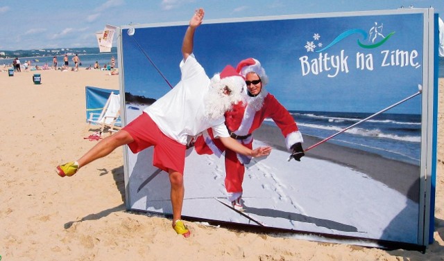 Mikołaj na plaży. Dzisiaj zobaczymy go w Krynicy Morskiej i Stegnie, jutro w Gdyni i Rewie