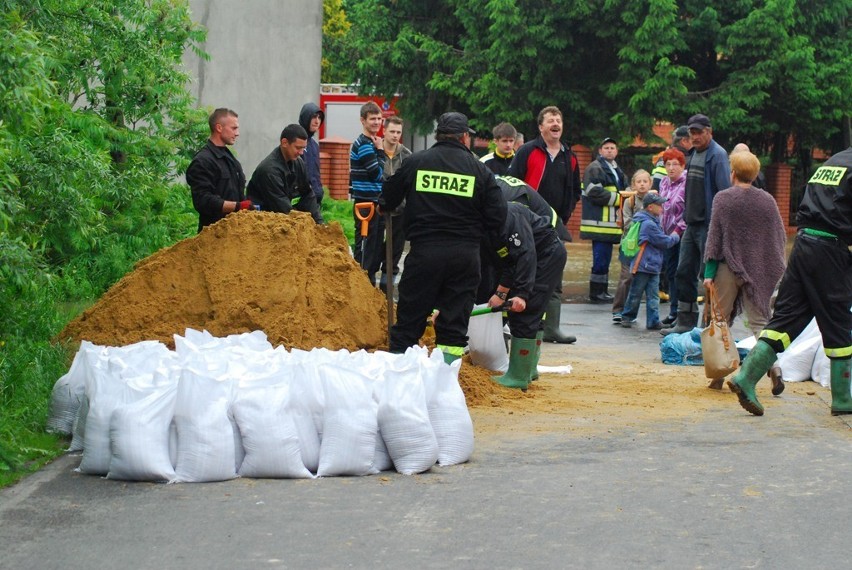 Nosków: Woda wystąpiła z rowów melioracyjnych. Zalewa pola i posesje