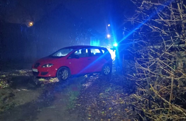 Po ponad 7 tygodniach pojazd blokujący drogę gminną w Urzejowicach został w końcu odholowany. 
