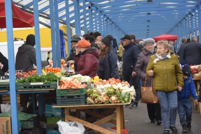 W przedświąteczny poniedziałek sprzedawcy nie zawiedli swoich klientów i wystawili się na skierniewickim targowisku z bogatą ofertą. Skierniewiczanie mogą tam poczynić ostatnie zakupy na święta Bożego Narodzenia. Dominowały oczywiście produkty rolne, ale nie brakowało również tradycyjnego karpia i świątecznych ozdób.