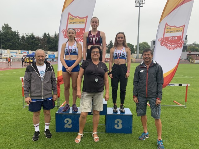 Na podium Dominika Duraj (LKS Ziemi Puckiej) - dwukrotna medalistka Mistrzostw Okręgu Młodzików na 100 i 300 m wraz z trenerką Teresą Jaskułką