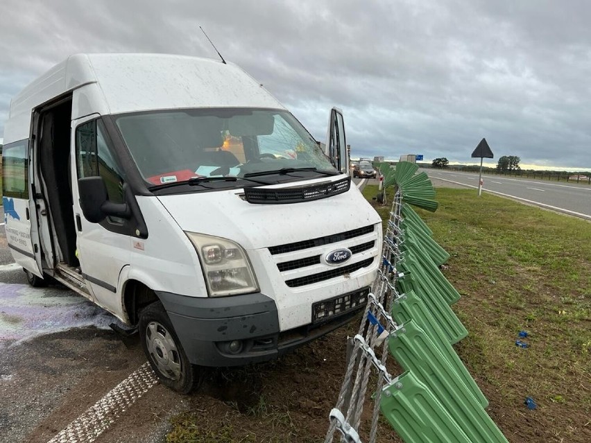 Bus staranował barierki na autostradzie A1