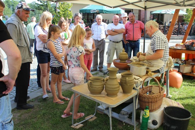 Twórcy ludowi i rękodzielnicy zaprezentowali swoje dzieła, które można było nabyć podczas kiermaszu, m.in. wykonane z gliny ceramiczne naczynia, kolorowe i już zapomniane drewniane zabawki (koniki, wózki, proce, pukawki itp.), wymagające ogromnego nakładu pracy i czasu koronkowe serwety oraz hafty, wspaniałe kompozycje kwiatowe wykonane ręcznie z bibuły i krepiny. Głównymi organizatorami tegorocznej edycji Jarmarku byli: Centrum Kultury Sportu i Turystyki w Pruchniku, Gmina Pruchnik i Centrum Kulturalne w Przemyślu.