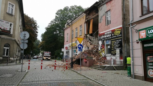 Część kamienicy runęła na chodnik