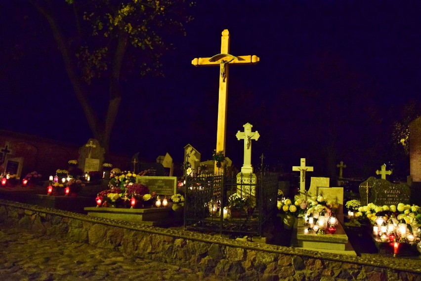 Przykościelny cmentarz w Żarnowcu w uroczystość Wszystkich Świętych 2019