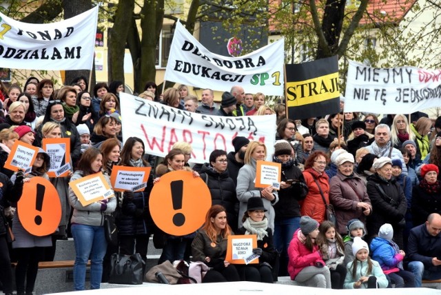 Akcja wsparcia dla strajkujących pedagogów pod hasłem "Lekcja solidarności z Nauczycielami". Co najmniej kilkaset osób zjawiło się na placu przed Filharmonią Zielonogórską.