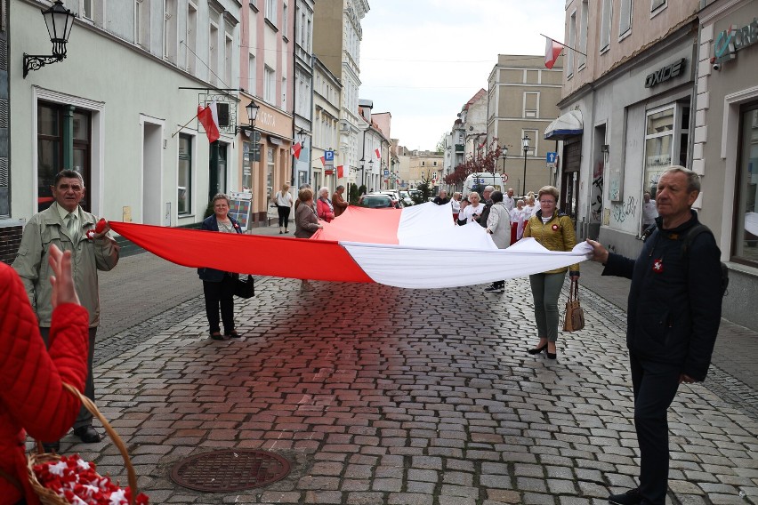 Taniec z flagami z okazji Dnia Flagi w Lesznie 2 maja 2023