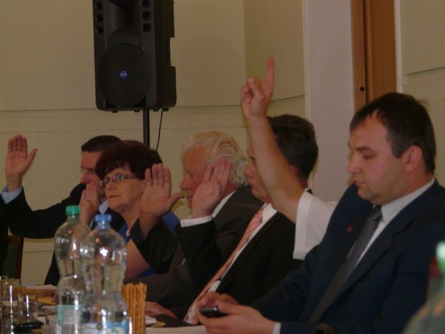 Absolutorium dla władz powiatu poddębickiego. Radny Sebastian Romanowski (po prawej) jako jedyny był przeciw