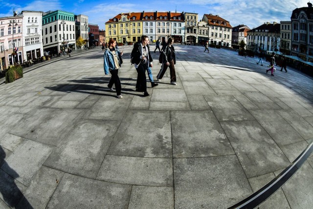 Spartolona płyta Starego Rynku w Bydgoszczy ma być gruntownie wyczyszczona nową metodą, na gwarancji wykonawca ma także wymienić fugi między płytami. Tak zapowiedziały władze Bydgoszczy podczas środowej (29.06) sesji Rady Miasta.