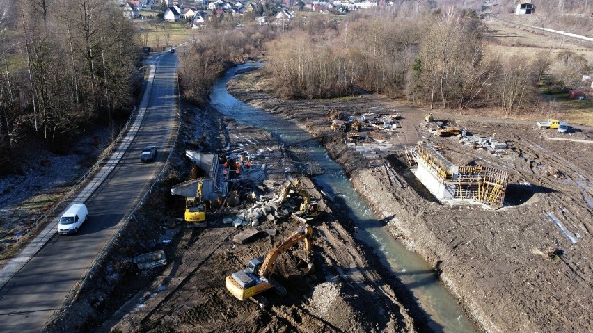 Budowa mostu drogowego nad potokiem Smolnik w Klęczanach