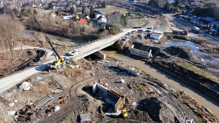 Budowa mostu kolejowego nad potokiem Smolnik w Klęczanach