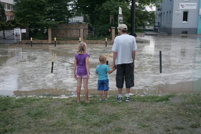 Wrocław: Ulica Braniborska pod wodą po pęknięciu wodociągu (ZDJĘCIA)