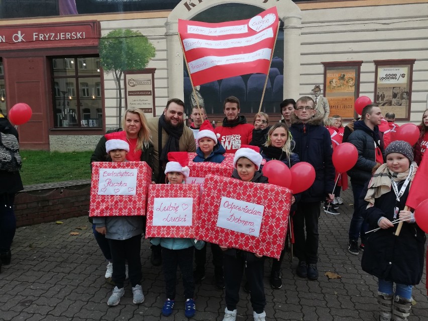 Szlachetna Paczka Radomsko 2019: Wolontariusze z Radomska na marszu w Łodzi [ZDJĘCIA]