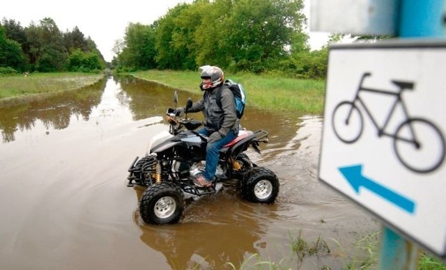 Na poznańskich Naramowicach podtopiona jest ulica Nadwarciańska