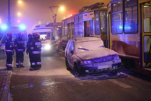 Wypadek na Piotrkowskiej. Zderzenie tramwaju z samochodem