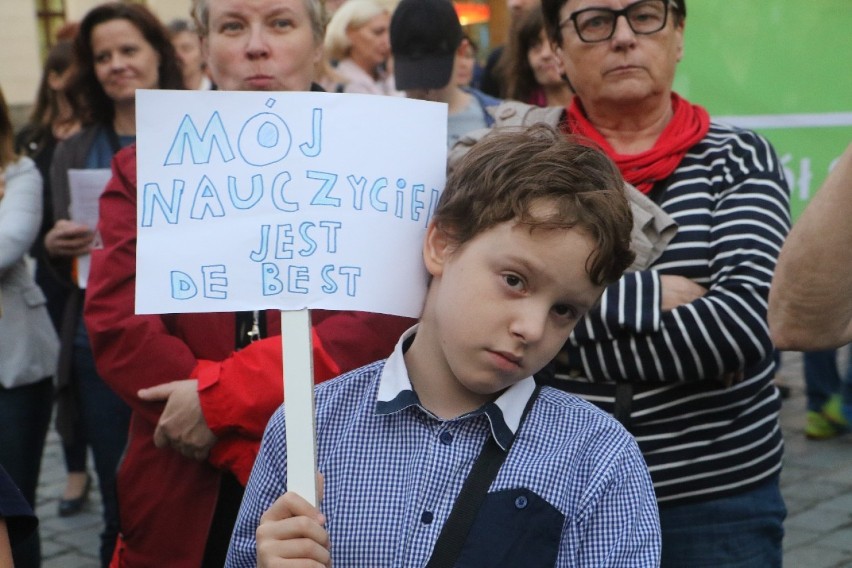 Protest nauczycieli i pedagogów na wrocławskim Rynku