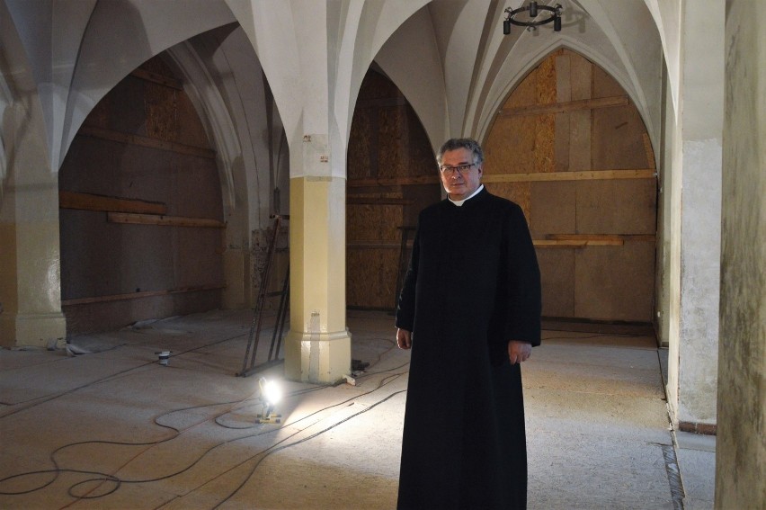 Trwają prace przy odnowieniu podchórza w opolskiej katedrze 