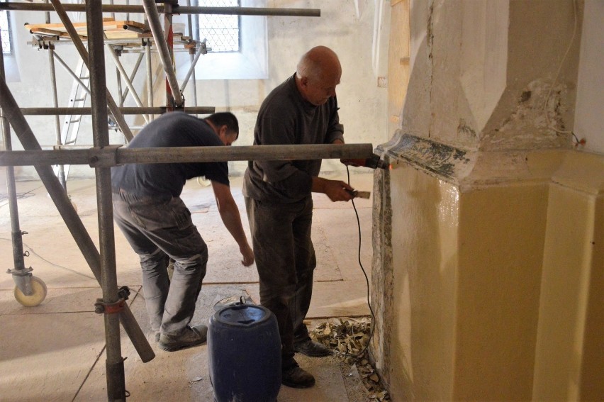 Trwają prace przy odnowieniu podchórza w opolskiej katedrze 