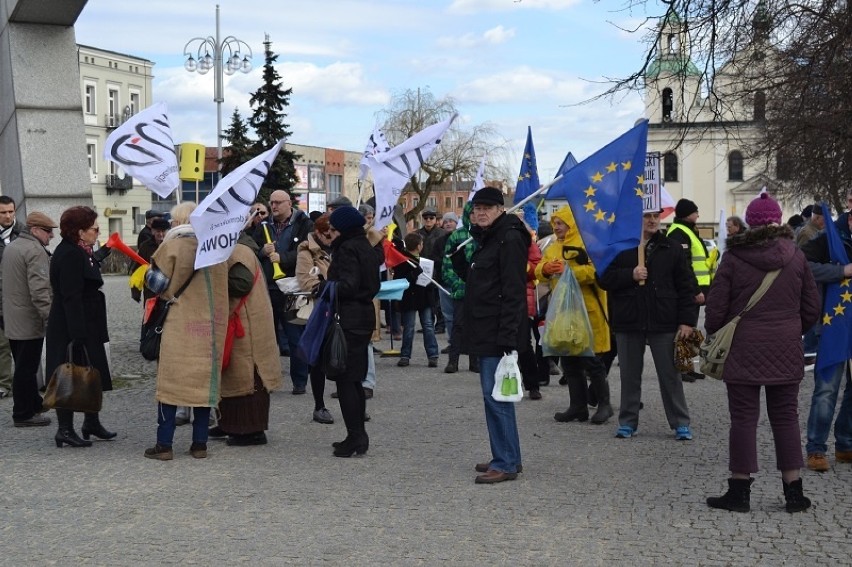 Częstochowa: Manifestacja KOD pod hasłem sprzątania po rządzie [ZDJĘCIA, FILM]