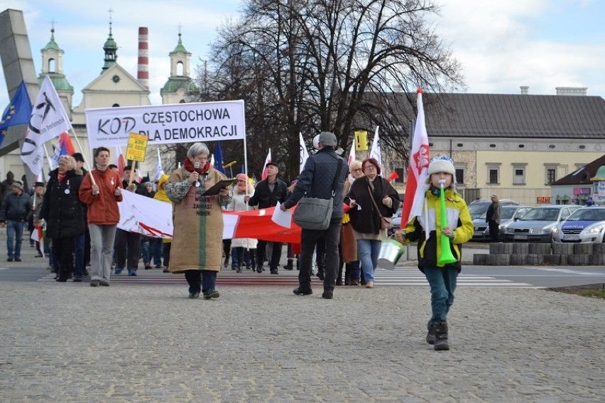 Częstochowa: Manifestacja KOD pod hasłem sprzątania po rządzie [ZDJĘCIA, FILM]