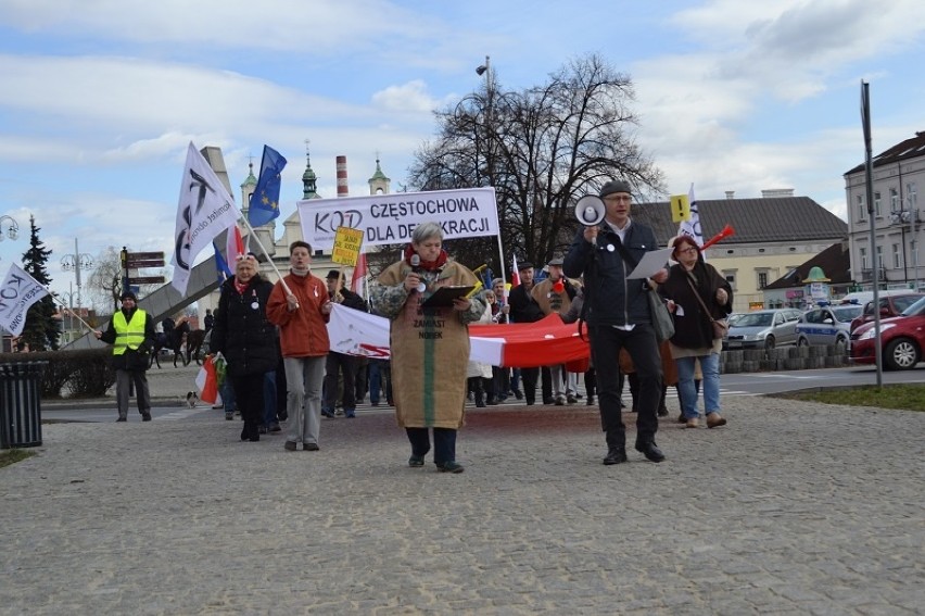 Częstochowa: Manifestacja KOD pod hasłem sprzątania po rządzie [ZDJĘCIA, FILM]