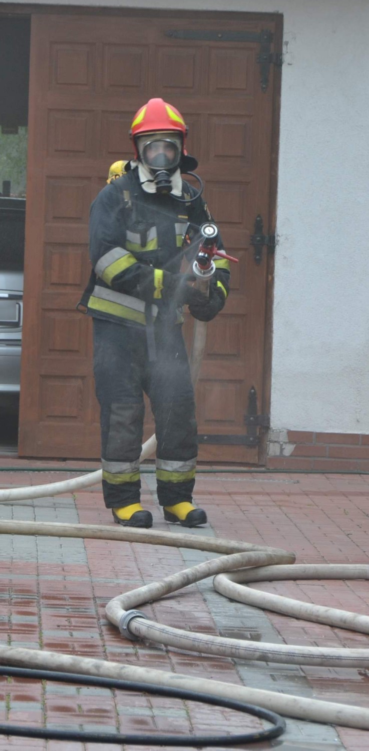 Pożar w Cisach. Ogień na poddaszu domu jednorodzinego 