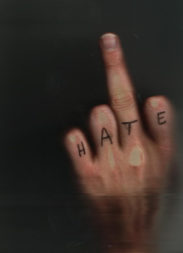 ręka TwoWings'a. Napis &quot;hate&quot; oznacza &quot;nienawiść&quot;
