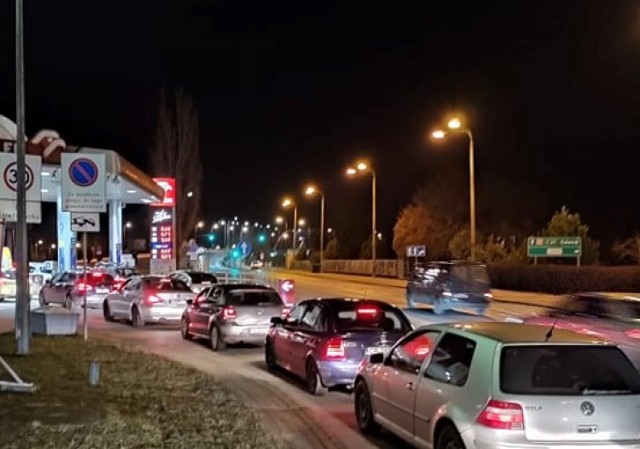 W Bydgoszczy przed stacjami benzynowymi ustawiają się ogromne kolejki. Przy wielu stacjach sznury aut blokują wręcz ulice i drogi dojazdowe.

Zobacz zdjęcia >>