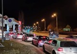 Długie kolejki do stacji benzynowych w Bydgoszczy. Kierowcy tankują do baków i do kanistrów [zdjęcia]