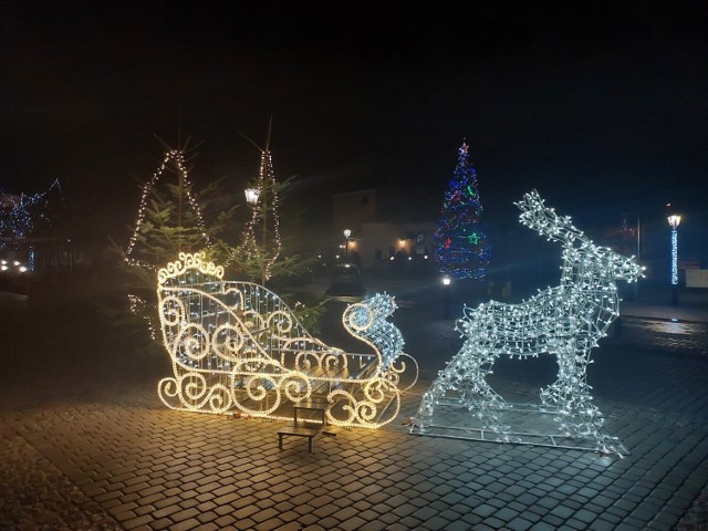 Opatowski Rynek tonie w iluminacjach. Efekt widoczny jest zwłaszcza po zmroku. Oświetlony jest Rynek oraz Brama Warszawska. We wtorek, 6 grudnia opatowski rynek został rozświetlony mnóstwem światełek. W iluminacjach tonie studnia na rynku, latarnie oraz pasaż przy Bramie Warszawskiej. Na rynku stanęła też choinka, w tym roku nie w centralnym miejscu a obok Żmigrodu. 

Zobaczcie na kolejnych zdjęciach jak Rynek wygląda wieczorem