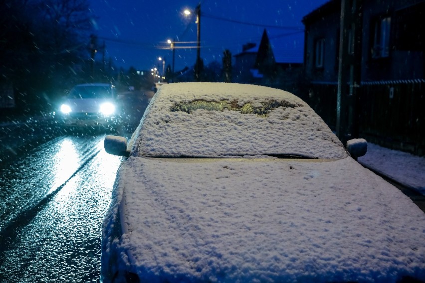 Nagły atak zimy w Krakowie. Po wichurach zaczął sypać śnieg [ZDJĘCIA]