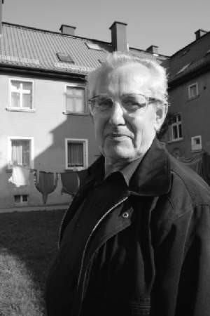 Władysław Mazurek jest niezadowolony i z remontu dachu, i z zachowania zarządcy wspólnoty.   fot. Bernard Łętowski
