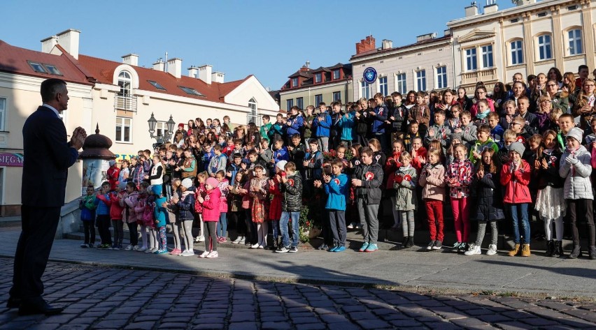 181 dziecięcych głosów zaśpiewało na Rynku w Rzeszowie Mazurek Dąbrowskiego [WIDEO]
