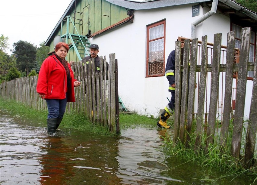 Regina Baryła, której gospodarstwo jest podtapiane kilka...