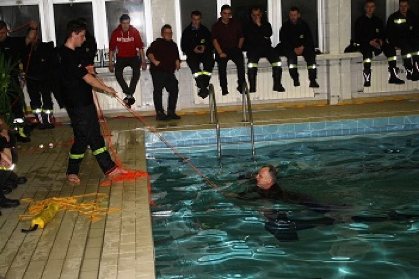 Ćwiczenia służb mundurowych z ratownictwa wodnego na pływalni w Kluczach