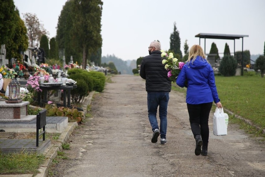 Wiele osób pojawiło się na cmentarzu w Staszowie w sobotę 24...