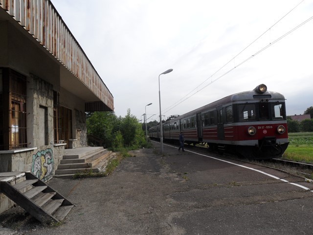 Nowy rozkład Kolei Śląskich spawił, że zdaniem wielu transport kolejowy w naszym powiecie chyli się dziś ku ostatecznemu upadkowi.