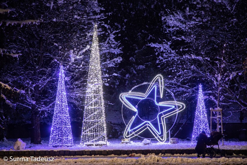 Stargard rozświetlony tysiącem świątecznych światełek. Wieczorny fotoreportaż Tadeusza Surmy