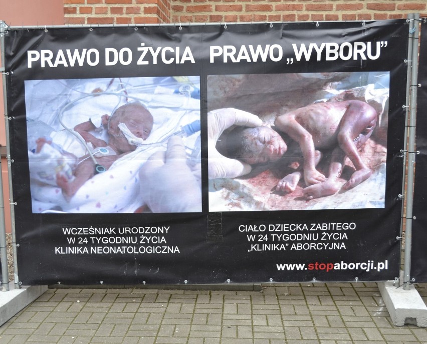 Plakaty o aborcji przy klasztorze w Wejherowie