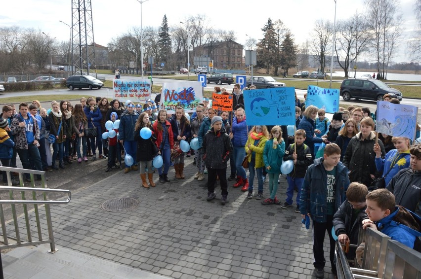 Obchody Światowego Dnia Wody w Myszkowie. Pod Starostwem zorganizowano happening [ZDJĘCIA]