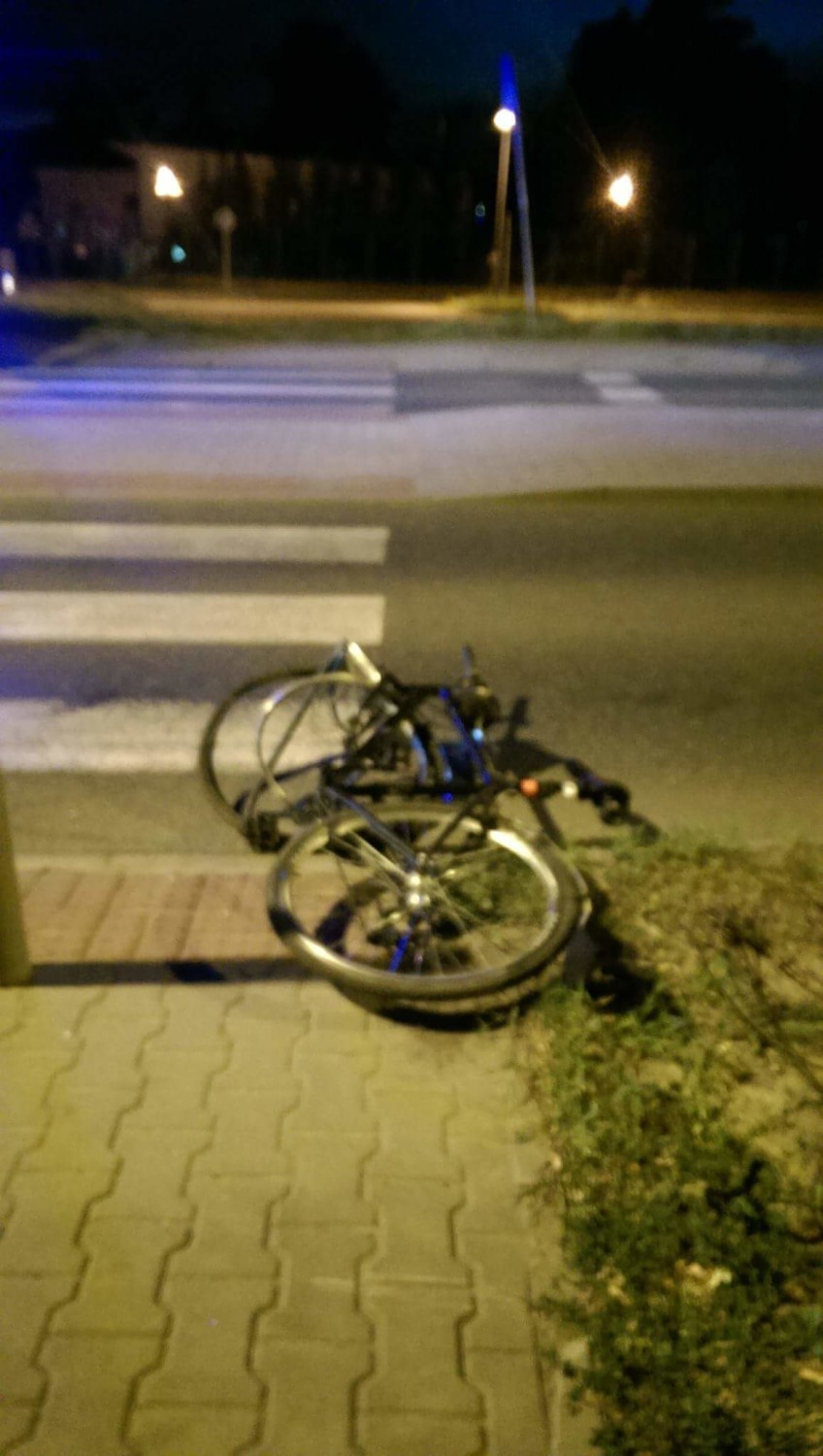 Wypadek w Katowicach. Motocyklista potrącił rowerzystę na Złotej... i zbiegł zostawiając motocykl
