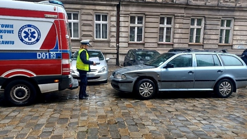Wrocław. Wypadek na buspasie na ul. Traugutta. Taksówka zderzyła się ze skodą [ZDJĘCIA]