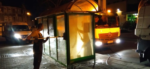 Nocne sprzątanie przystanków autobusowych w Zielonej Górze