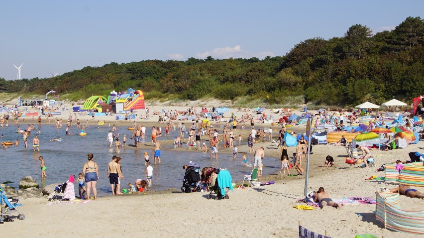 Gorący długi weekend w Darłówku. Na plaży tłumy [ZDJĘCIA] 