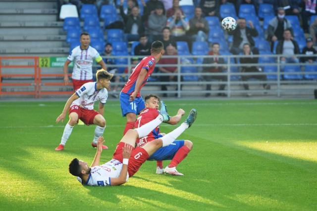 Podbeskidzie przegrało z Rakowem 1:4. Wszystkie gole padły w pierwszej połowie. Kibice Górali na pierwsze zwycięstwo w PKO Ekstraklasie muszą jeszcze poczekać  Przesuwaj gestem lub za pomocą strzałki, by zobaczyć kolejne zdjęcie