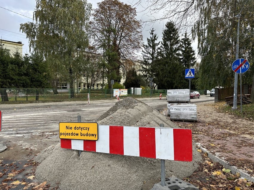 Trwa przebudowa ulicy Wojska Polskiego w Sandomierzu. Uwaga kierowcy i piesi - są utrudnienia!